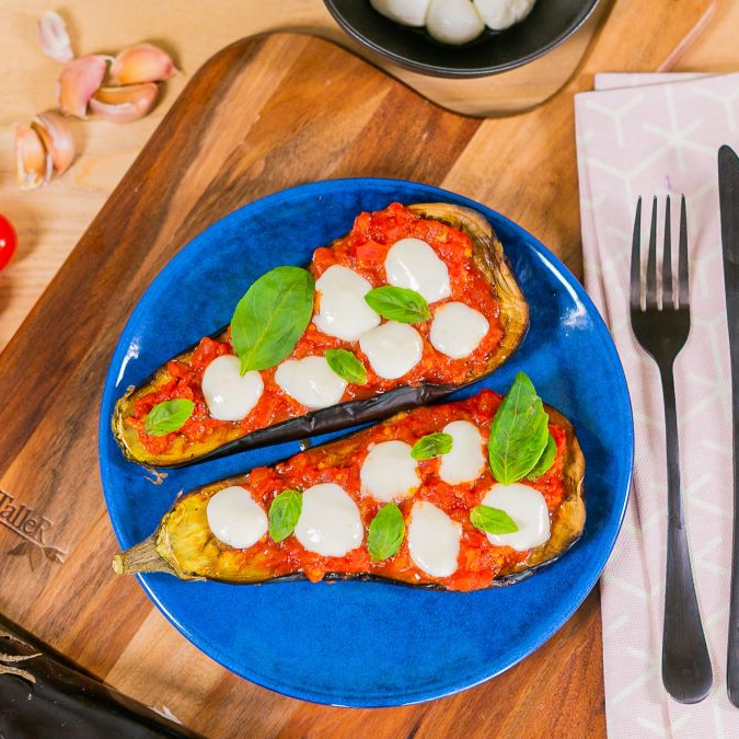 Запечённые баклажаны с томатами и моцареллой