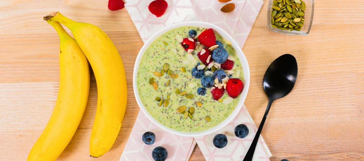 Смузи-боул со шпинатом и манго