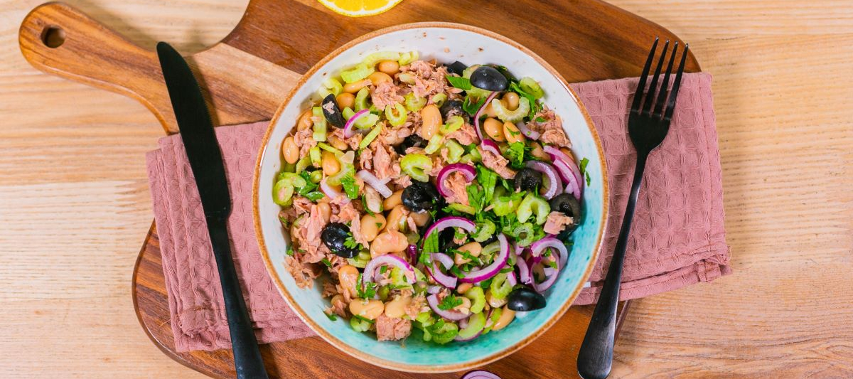 Салат с тунцом и белой фасолью