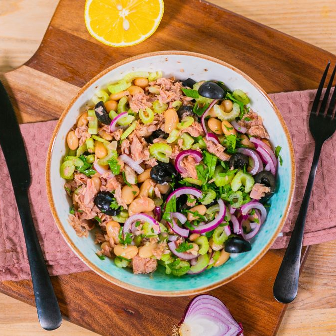 Салат с тунцом и белой фасолью