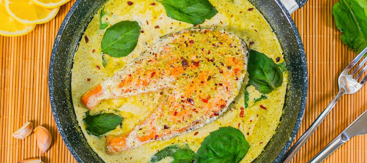 Лосось в сливочном песто