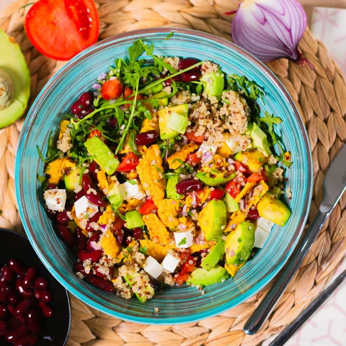 Салат с киноа, кабачками и кукурузой