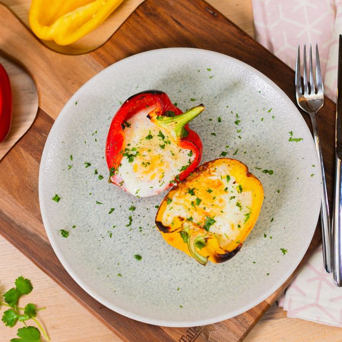 Запечённые куриные яйца в перцах