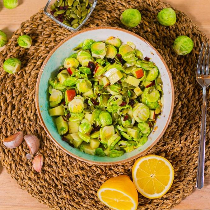 Салат с брюссельской капустой и яблоком