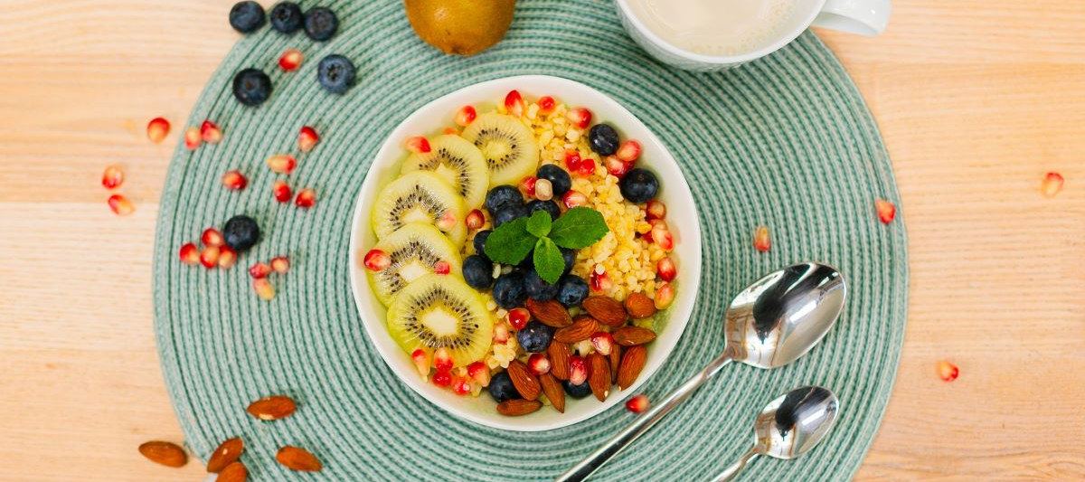 Каша из булгура на молоке с фруктами