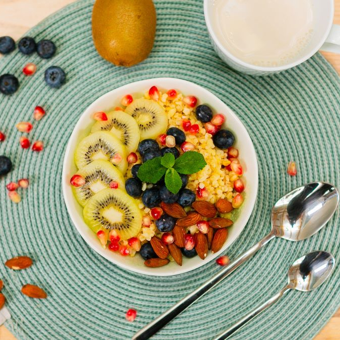 Каша из булгура на молоке с фруктами