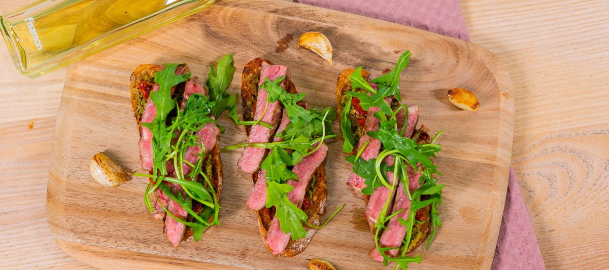Брускетты с говядиной