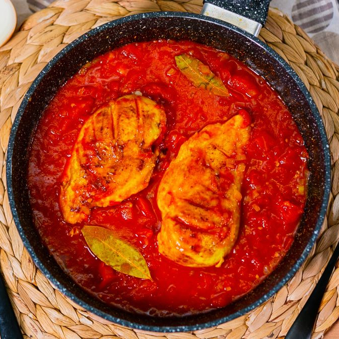 Курица в томатном соусе