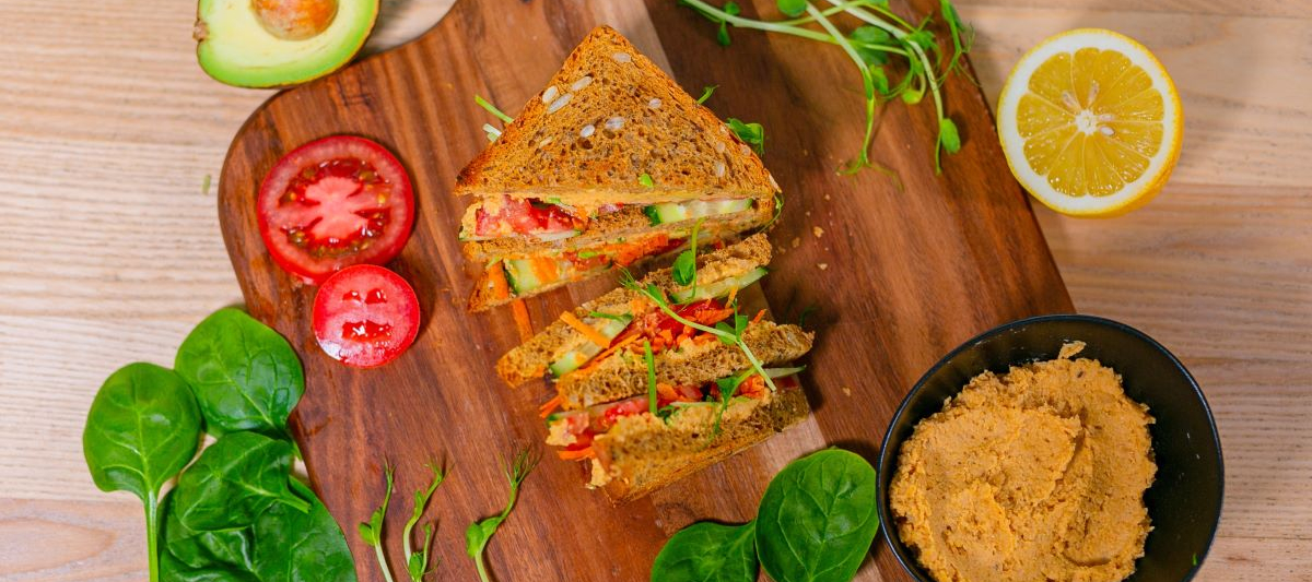 Сэндвичи с хумусом и овощами