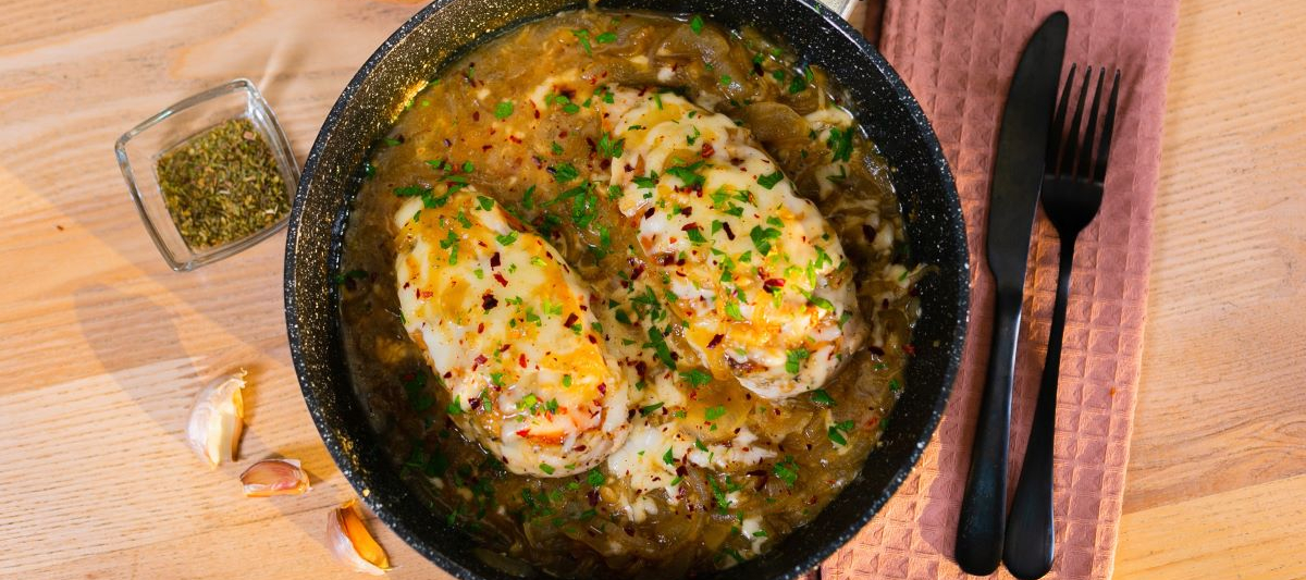 Курица по-французски с луком