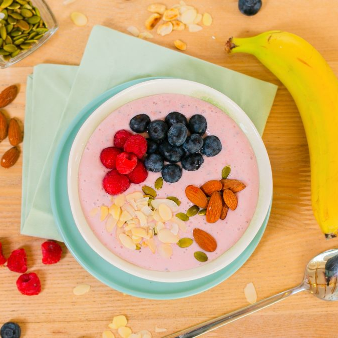 Смузи-боул с малиной и бананом