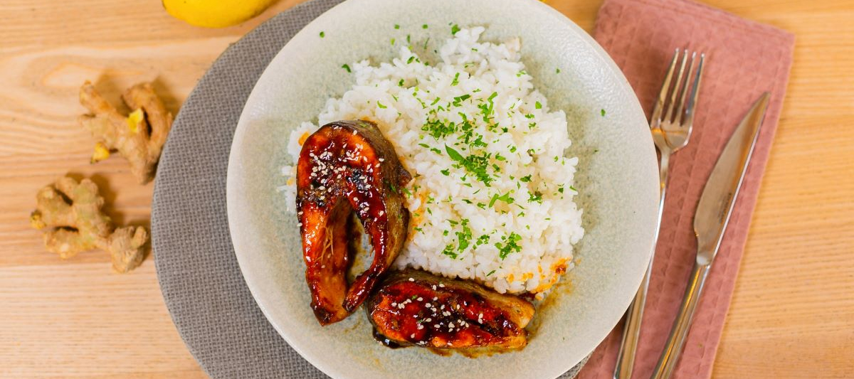 Форель в пряном соусе с рисом