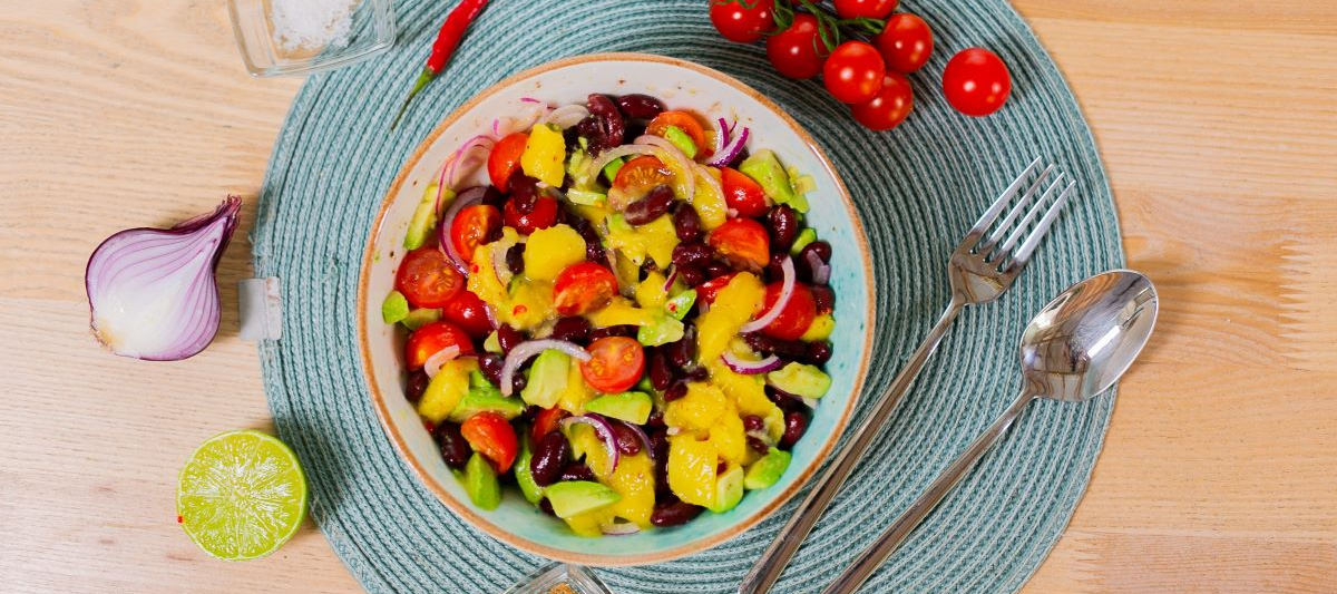 Салат из манго с авокадо и фасолью