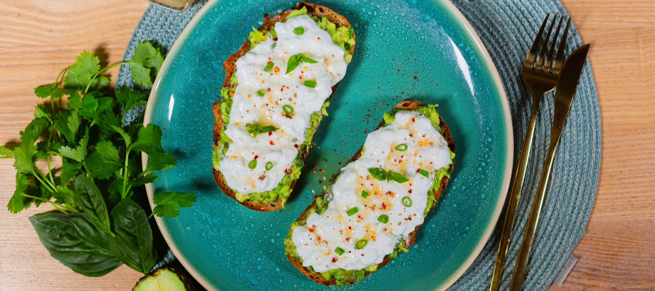 Тосты с авокадо и творогом