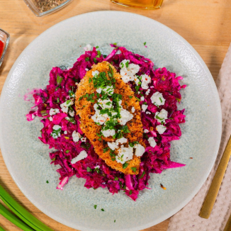 Хрустящая курица с яблочно-свекольным салатом.