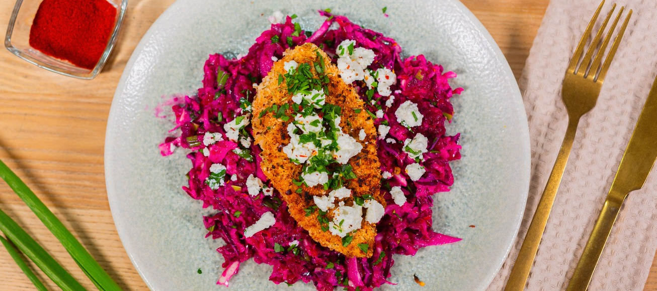 Хрустящая курица с яблочно-свекольным салатом.