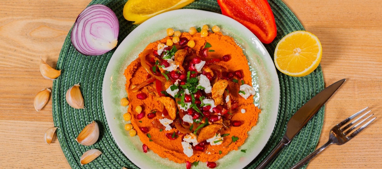 Домашний хумус с курицей и сладким перцем.