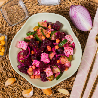 Салат со свеклой, нутом, огурцом и фетой.