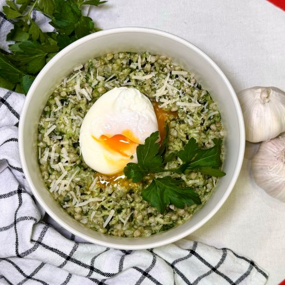 Зелёная гречка с соусом из петрушки