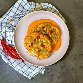 Стейк из цветной капусты с соусом из печеного перца