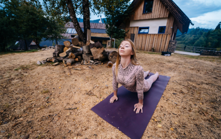 Дачный фитнес, который вы полюбите: упражнения для спины и хорошего урожая