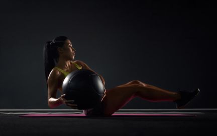 Русский твист: прокачиваем пресс и косые одним движением