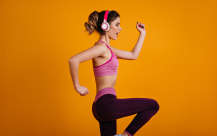 Бег на месте — как одна простая тренировка дома заменит вам кардио в зале