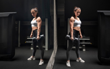 Шраги с гантелями: техника выполнения для мощных трапеций