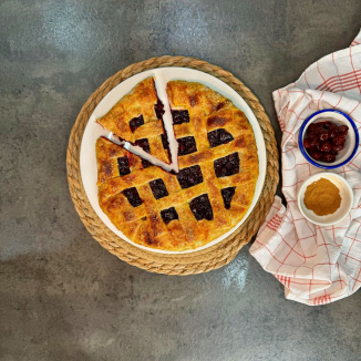 Слоеный пирог с вишней