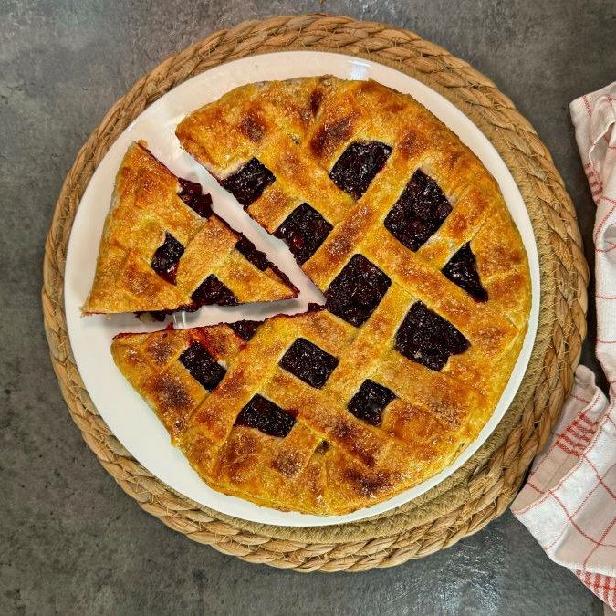 Слоеный пирог с вишней