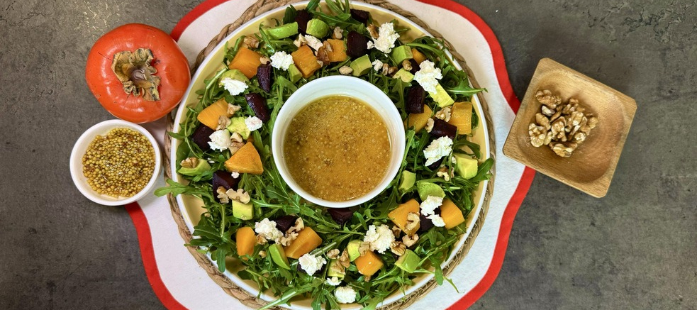 Салат со свеклой, хурмой и творожным сыром