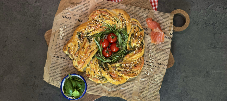 Плетенка с лососем и шпинатом