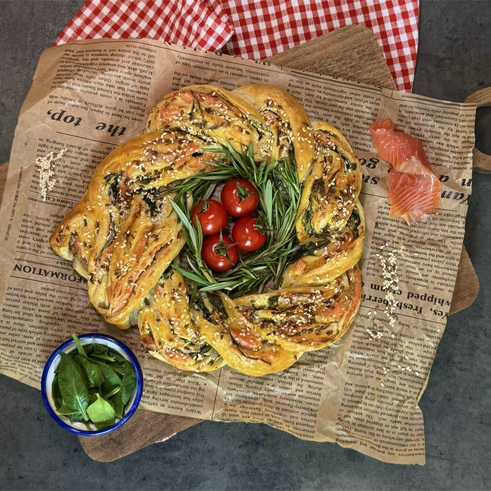 Плетенка с лососем и шпинатом