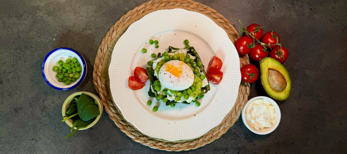 Шпинатные вафли с творожным сыром и яйцом пашот