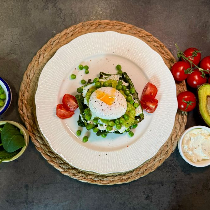 Шпинатные вафли с творожным сыром и яйцом пашот