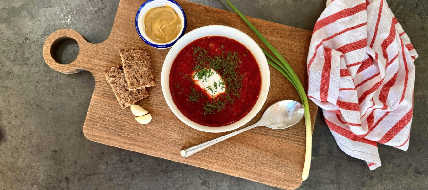 Борщ со сметаной и зеленью