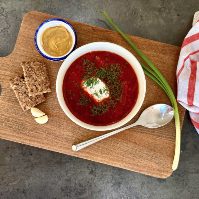 Борщ со сметаной и зеленью