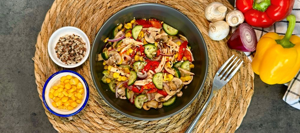 Салат с индейкой и печеным перцем