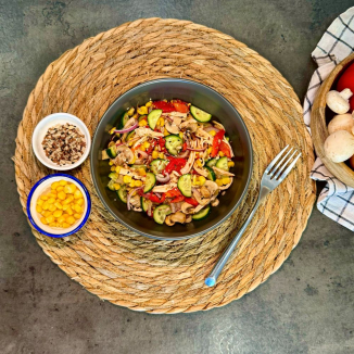 Салат с индейкой и печеным перцем