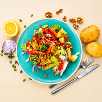 Теплый салат с картофелем, печеным перцем и орехами
