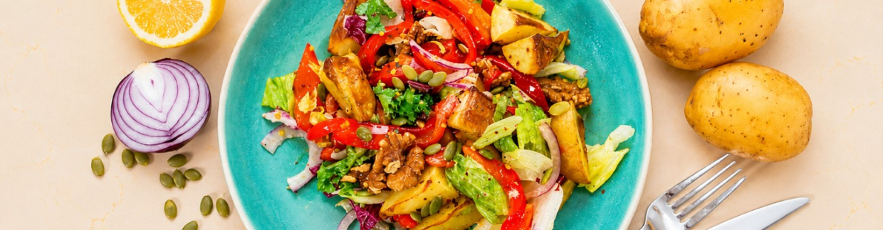 Теплый салат с картофелем, печеным перцем и орехами